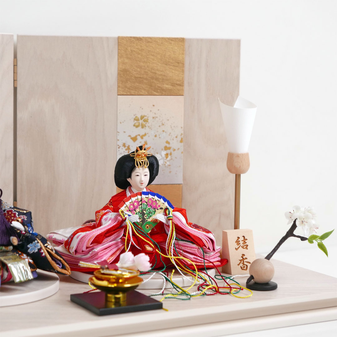 オレンジ桜花柄衣装の雛人形ナチュラル木目屏風斜紅白梅燭台親王飾り