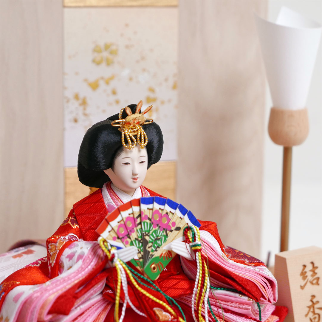 オレンジ桜花柄衣装の雛人形ナチュラル木目屏風斜紅白梅燭台親王飾り