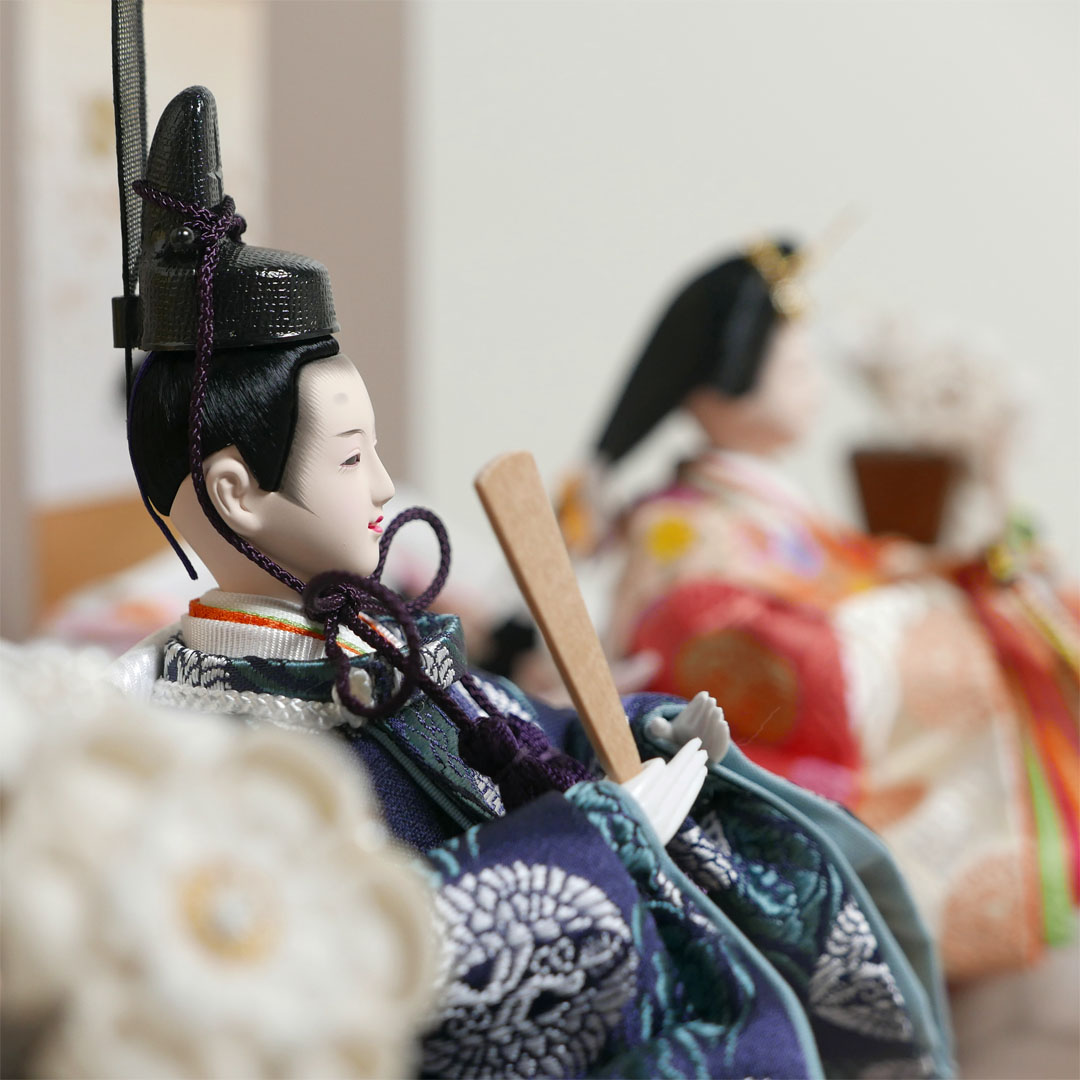 ピンクと青の有職文様衣装の雛人形金箔チラシモカ親王飾り