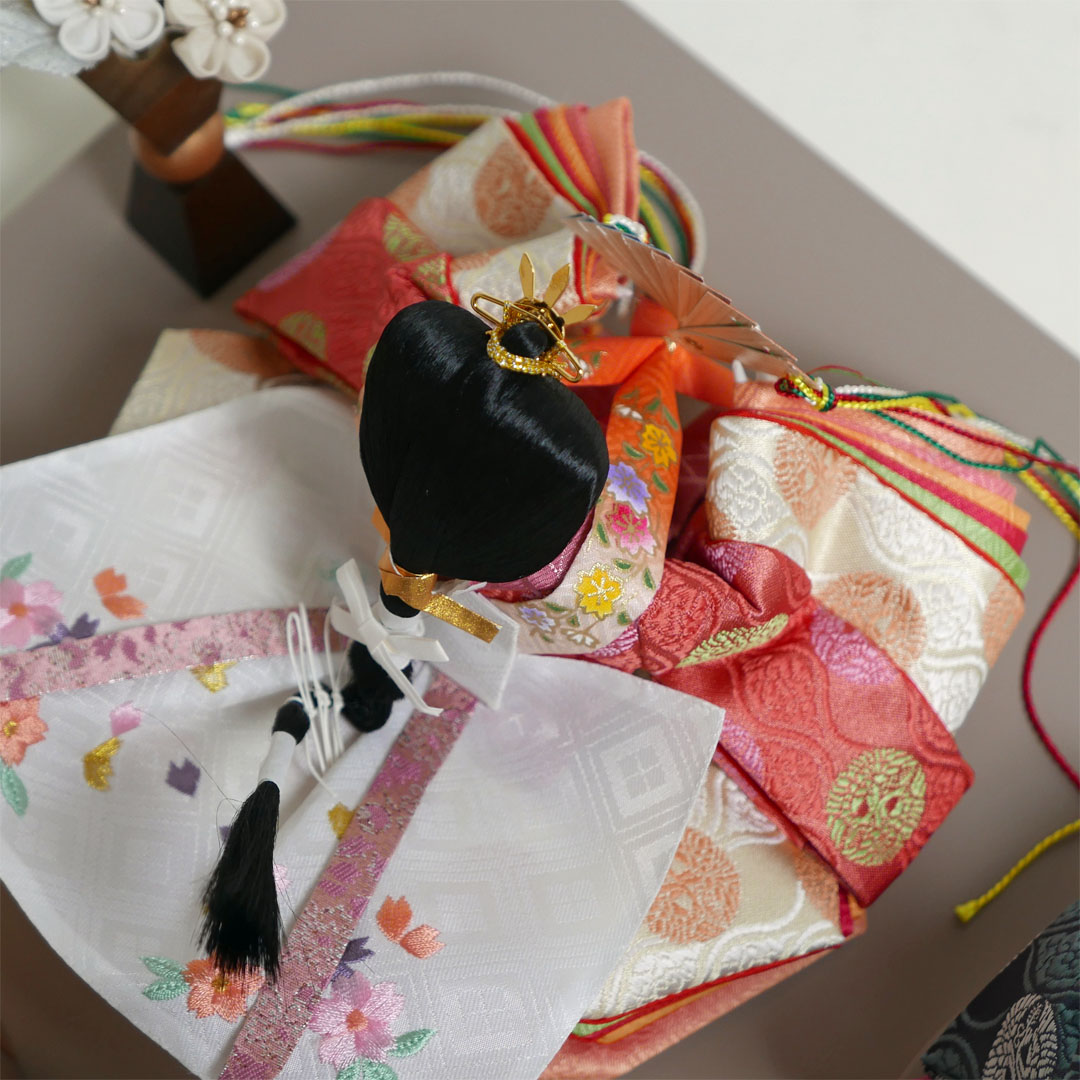 ピンクと青の有職文様衣装の雛人形金箔チラシモカ親王飾り