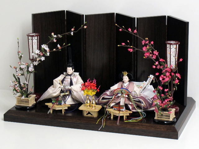 上品な紫のグラデーションと桜の刺繍が特徴の雛人形紅白梅茶塗六曲親王飾り