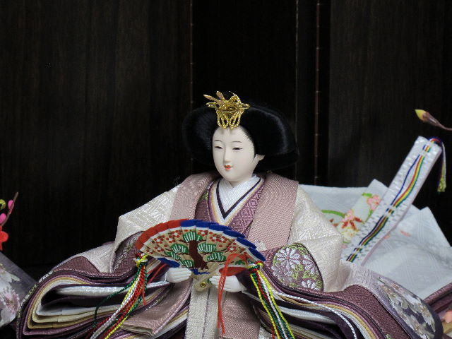 上品な紫のグラデーションと桜の刺繍が特徴の雛人形紅白梅茶塗六曲親王飾り