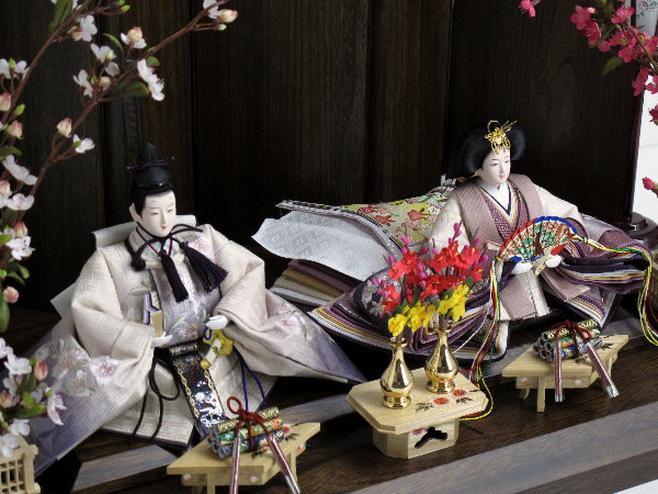 上品な紫のグラデーションと桜の刺繍が特徴の雛人形親王飾り