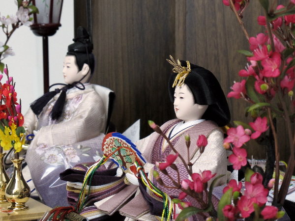 上品な紫のグラデーションと桜の刺繍が特徴の雛人形親王飾り
