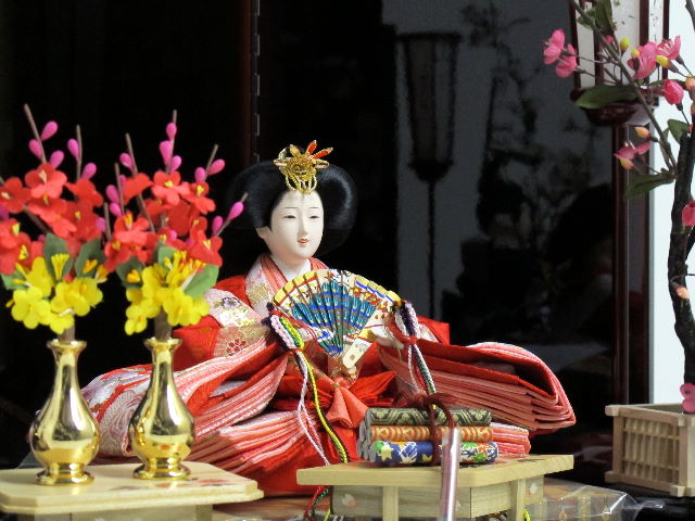 桜刺繍が豪華な赤い雛人形溜塗り紅白梅平飾り