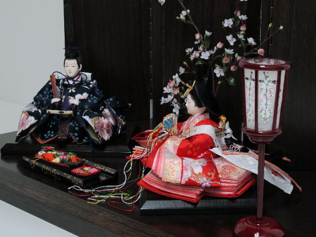 桜刺繍が豪華な赤い雛人形白梅創作飾り