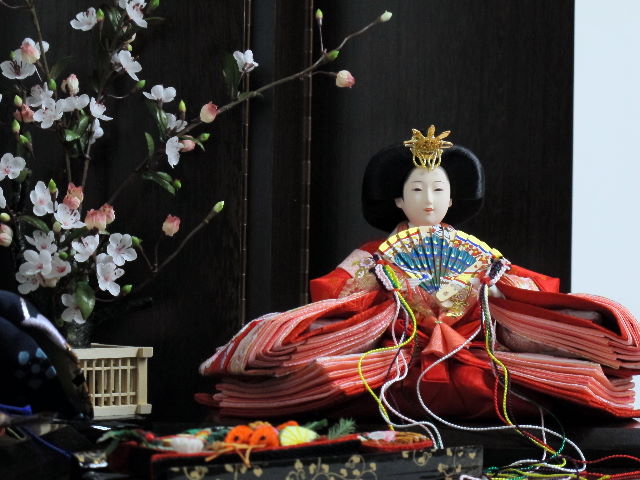 桜刺繍が豪華な赤い雛人形白梅創作飾り