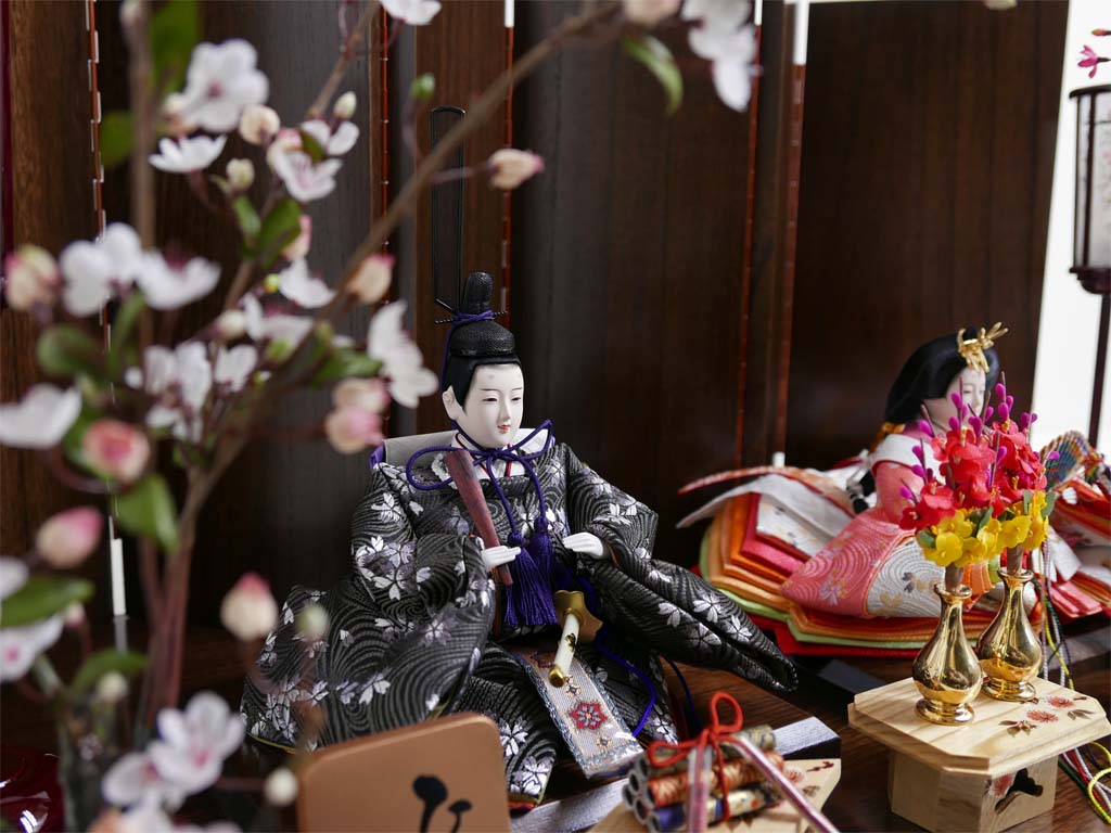 桜の花びら模様の可愛い雛人形紅白梅茶塗六曲飾り
