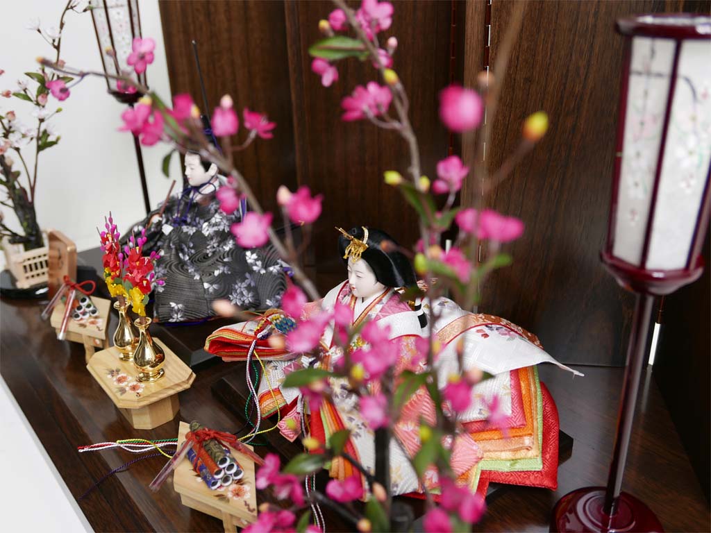 桜の花びら模様の可愛い雛人形紅白梅茶塗六曲飾り