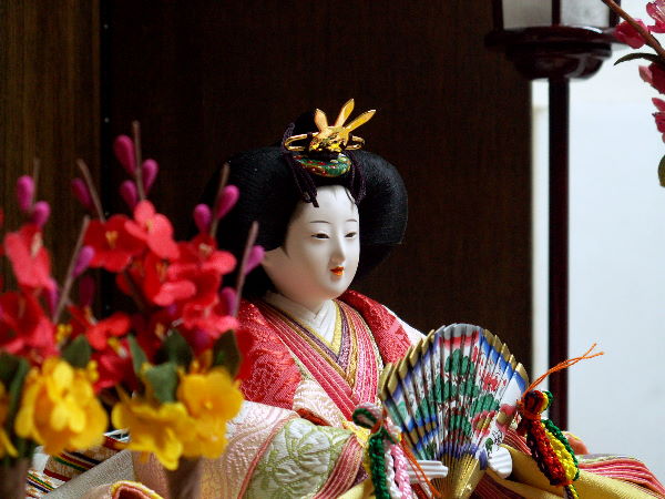 伝統的な有職文様の装束に現代的な色を配した明るい衣装の雛人形親王飾り