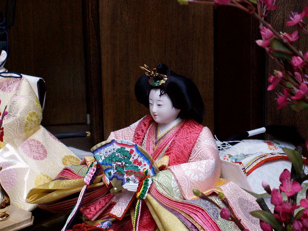 伝統的な有職文様の装束に現代的な色を配した明るい衣装の雛人形親王飾り