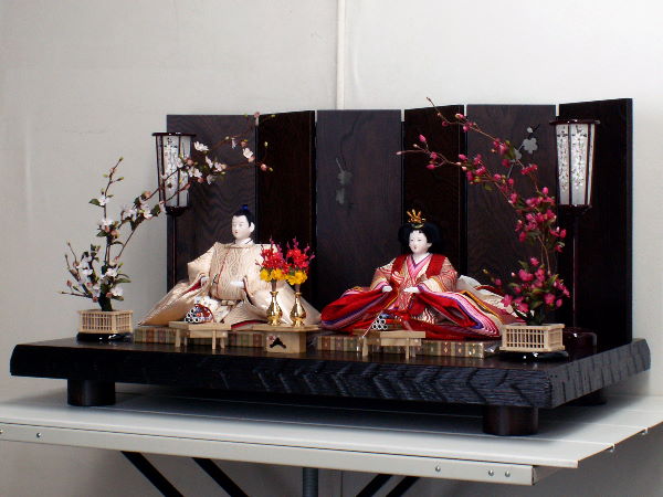 清楚な印象のお雛さまを梅の花で飾った雛人形親王飾りが安い 雛人形親王飾り～広島市の人形問屋十二段屋