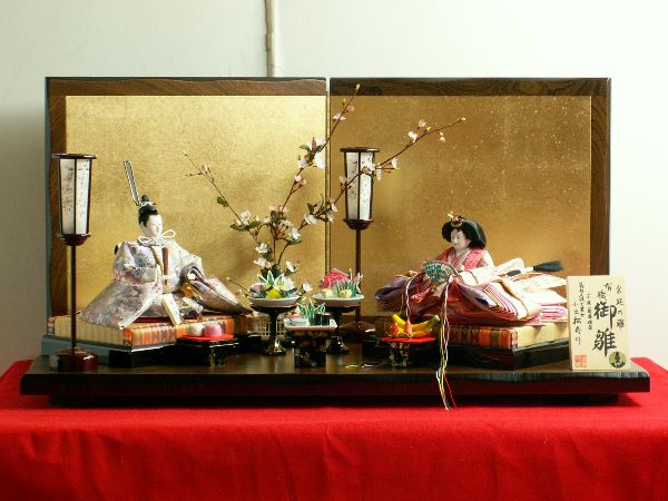 松寿工房の一味違う淡い色遣いの雛人形を遊び心満載にした創作宮廷飾り