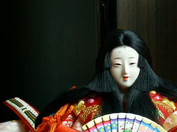 昔風の着せ付けをした、流れるような髪型が特徴の松寿工房の雛人形親王飾り