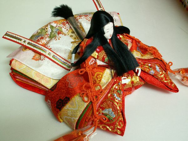 昔風の着せ付けをした、流れるような髪型が特徴の松寿工房の雛人形親王飾り