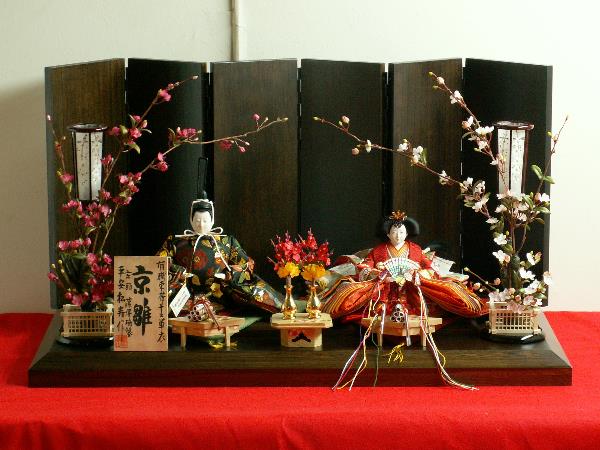 伝統を感じさせる衣装を着せ付けた松寿工房の雛人形親王飾りが安い 雛人形親王飾り～広島市の人形問屋十二段屋