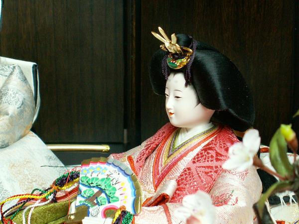 伝統的な有職文様を明るい色合いの生地にして着せ付けた松寿工房の雛人形親王飾り