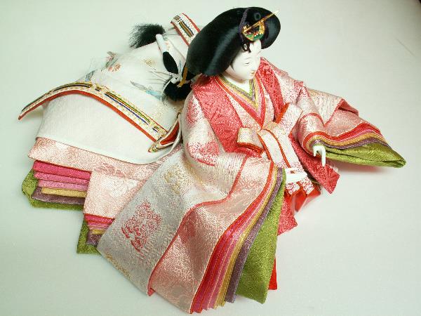 伝統的な有職文様を明るい色合いの生地にして着せ付けた松寿工房の雛人形親王飾り