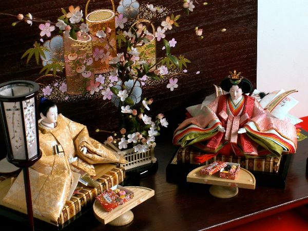 この小ささでも仕立てを崩さない松寿雛人形工房の伝統的でも明るい衣裳の親王飾りが安い 雛人形親王飾り～広島市の人形問屋十二段屋