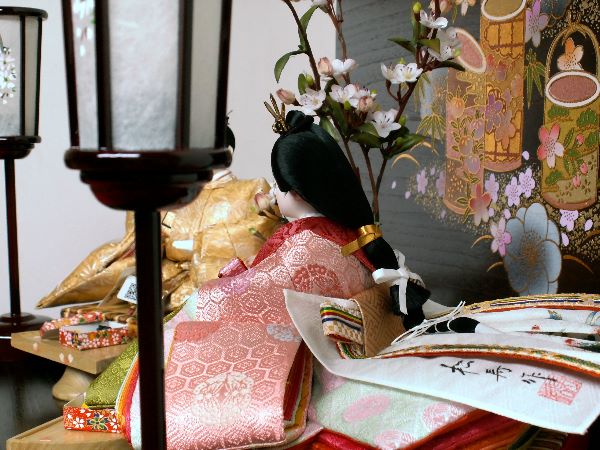 この小ささでも仕立てを崩さない松寿雛人形工房の伝統的でも明るい衣裳の親王飾り