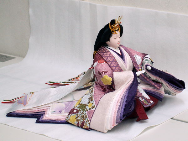 現代風な花柄紫友禅で仕立てた重厚なお雛さまを創作親王雛人形飾りにしました