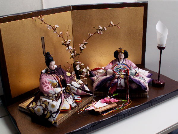 現代風な花柄紫友禅で仕立てた重厚なお雛さまを創作親王雛人形飾りにしました
