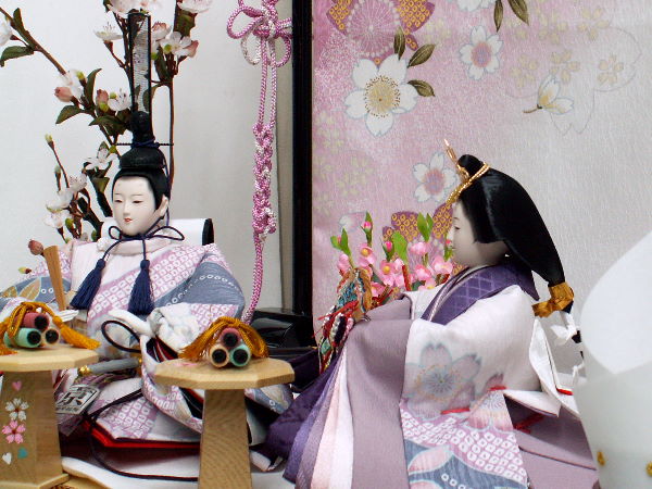 落ち着いた紫友禅の雛人形を桜柄友禅の几帳とアートフラワーの紅白梅で華やかに飾った親王飾り
