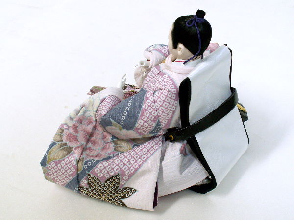 落ち着いた紫友禅の雛人形を人気のコーディネートで飾りました
