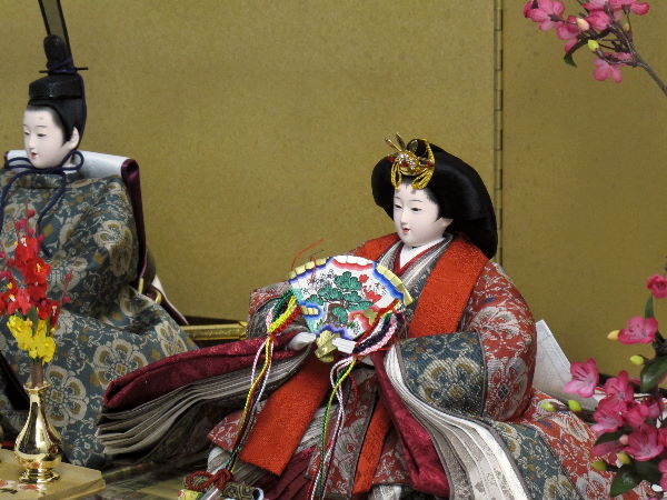 龍村美術織物を着せ付けた渋い雛人形親王飾り