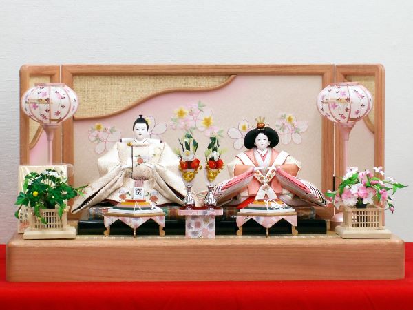 刺繍がかわいいピンクで揃えた雛人形親王飾り