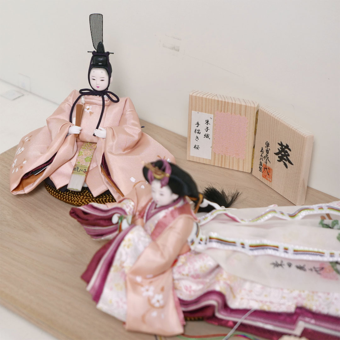 柴田家千代作 手描き桜ピンク衣装雛人形栓平台花飾り