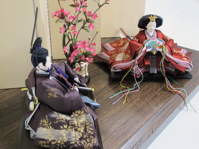 金泥で美しく描いた春の草花衣装雛人形の紅梅創作飾り