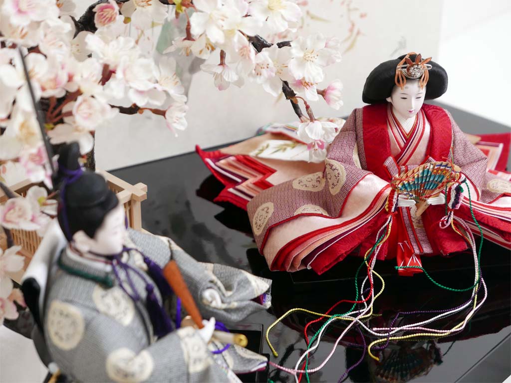 横山一彦作 名物裂糸屋輪宝手衣装の雛人形手描き桜屏風大桜親王飾り