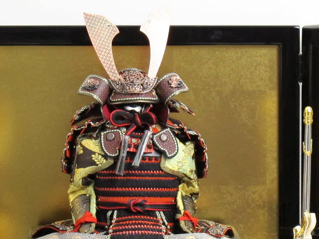 コンパクトでも重厚感のある赤小札黒糸威しの胴丸鎧金屏風飾り