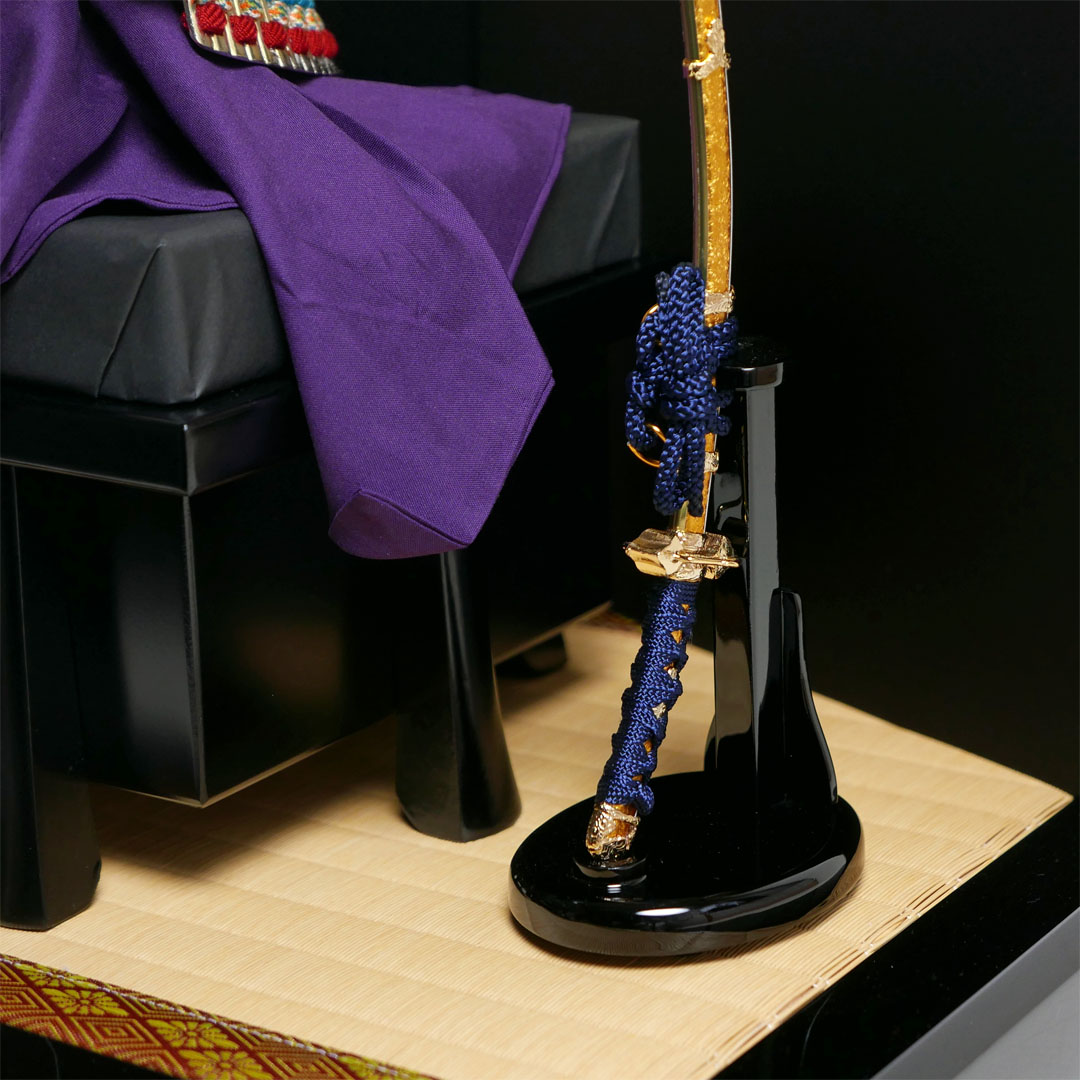 平安道斎作 7号白光プラチナ箔押兜月に松屏風飾り
