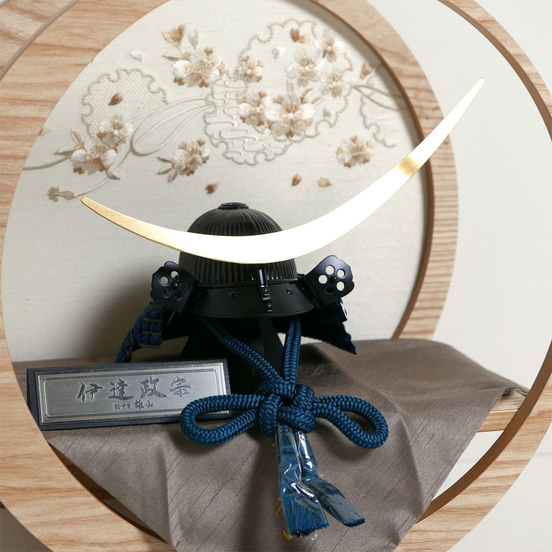 雄山作 7号伊達政宗公兜桜刺繍月型飾り