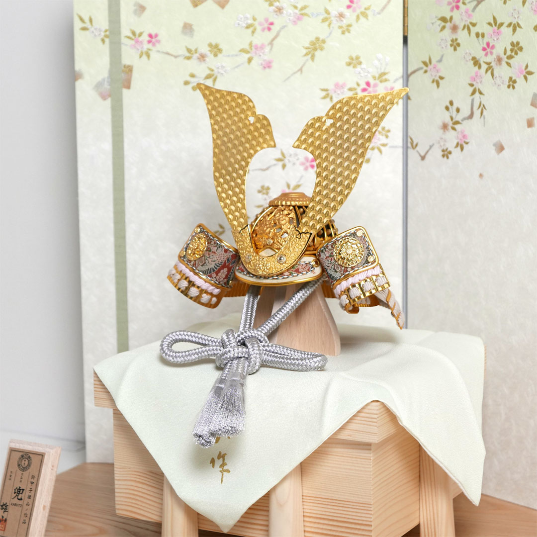 雄山作 天賦之華7号緑ボカシ枝桜屏風タモ2重台兜飾り
