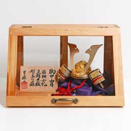 7号誉純金箔押し兜木目ケース収納飾り 雄山作