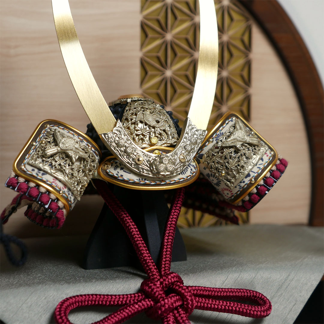 雄山作 無双雀 1/5 黒小札紅梅威 アクリル円型オーク塗飾り