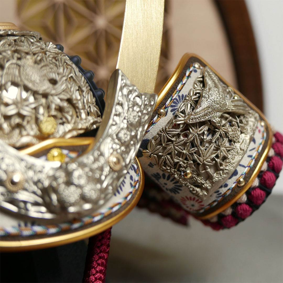 雄山作 無双雀 1/5 黒小札紅梅威 アクリル円型オーク塗飾り