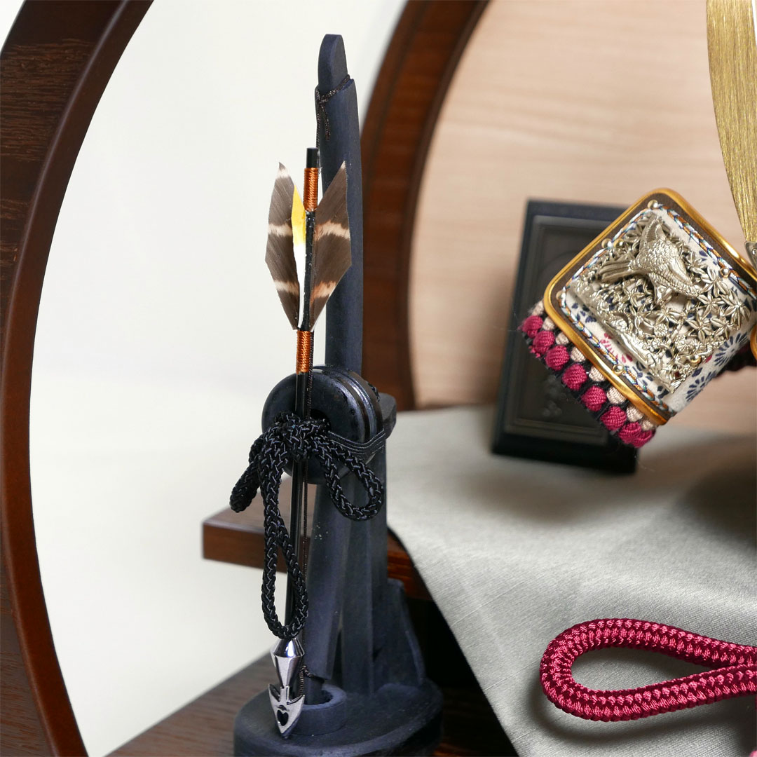 雄山作 無双雀 1/5 黒小札紅梅威 アクリル円型オーク塗飾り