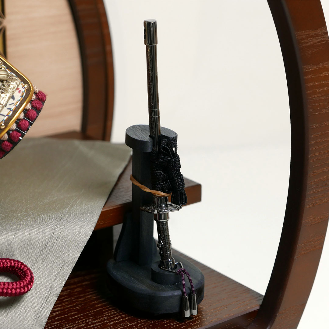 雄山作 無双雀 1/5 黒小札紅梅威 アクリル円型オーク塗飾り