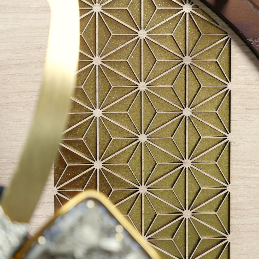 雄山作 無双雀 1/5 黒小札紅梅威 アクリル円型オーク塗飾り