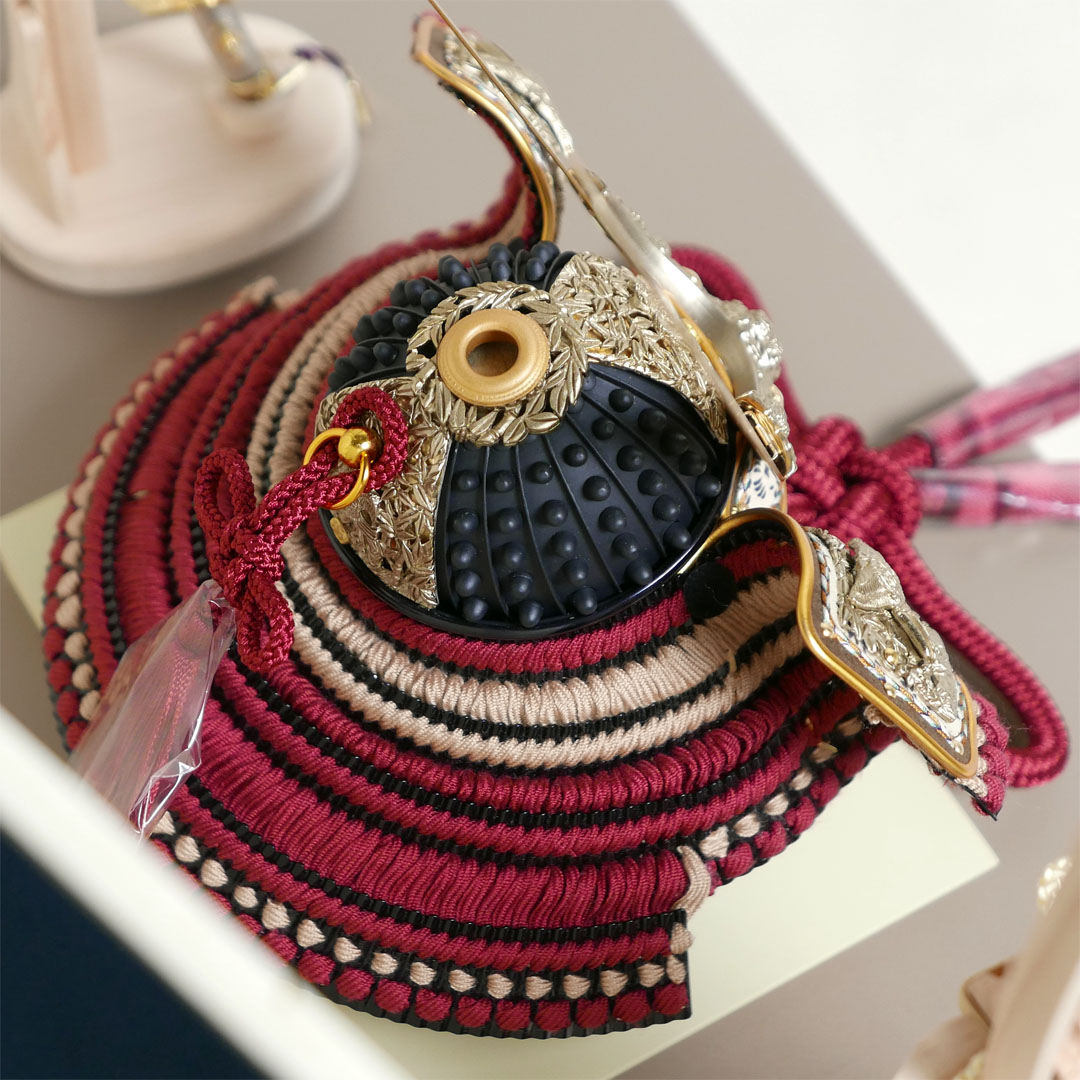 雄山作 無双雀 1/5 奉納兜 黒小札紅梅威桜段違い屏風収納飾り