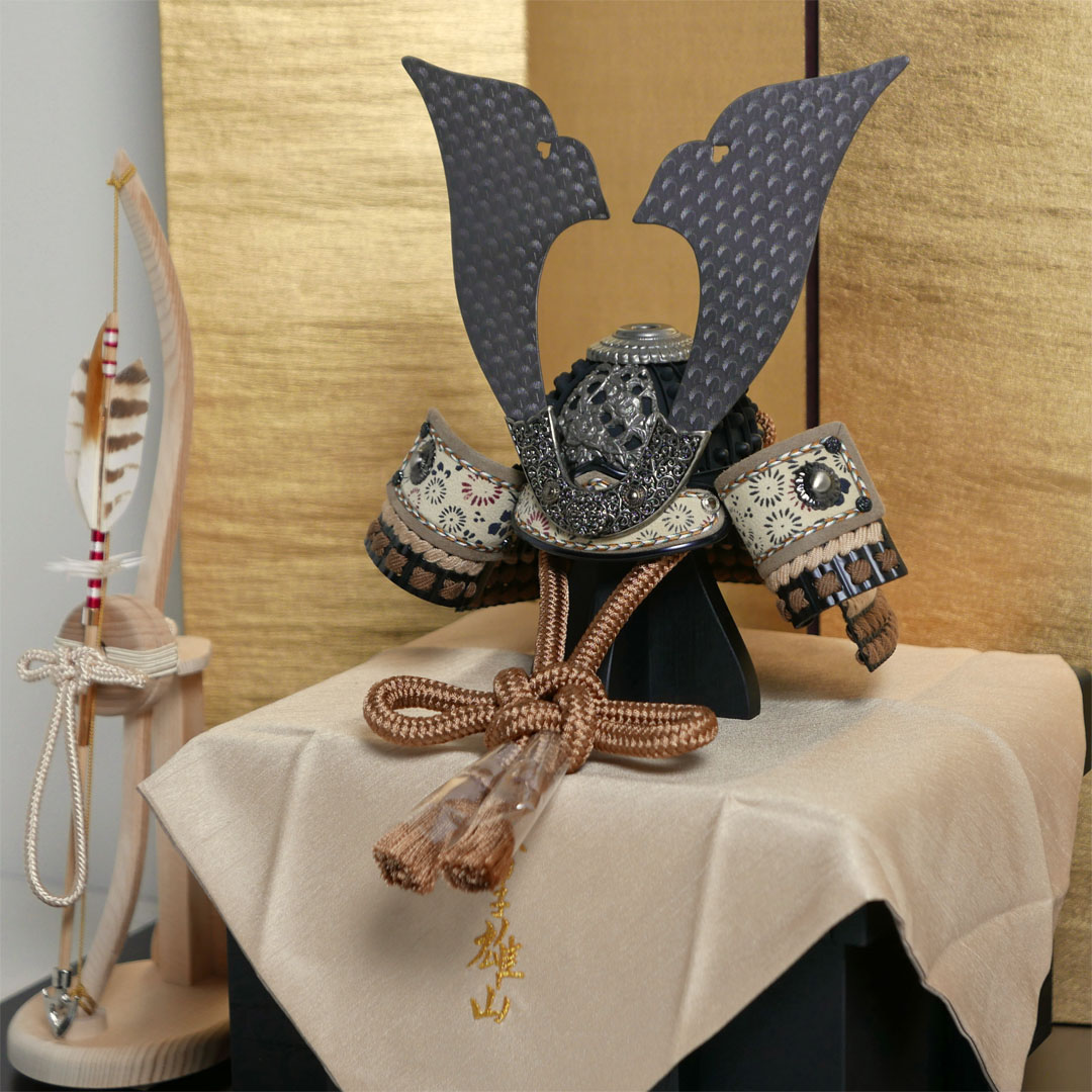 雄山作 天賦之大和7号兜金屏風木目台飾り