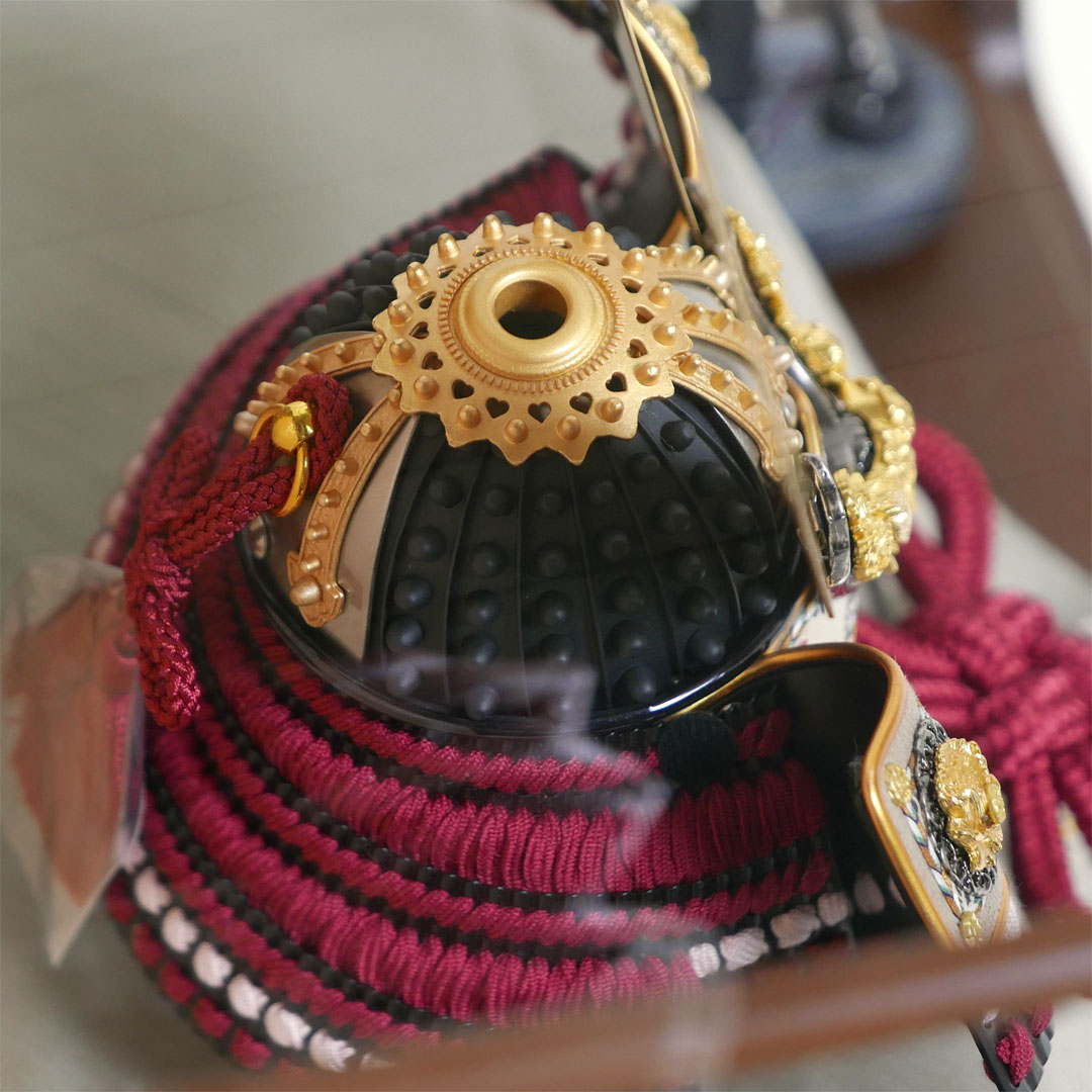 雄山作 天賦の兜 7号 夢牡丹 アクリル円型オーク塗飾り