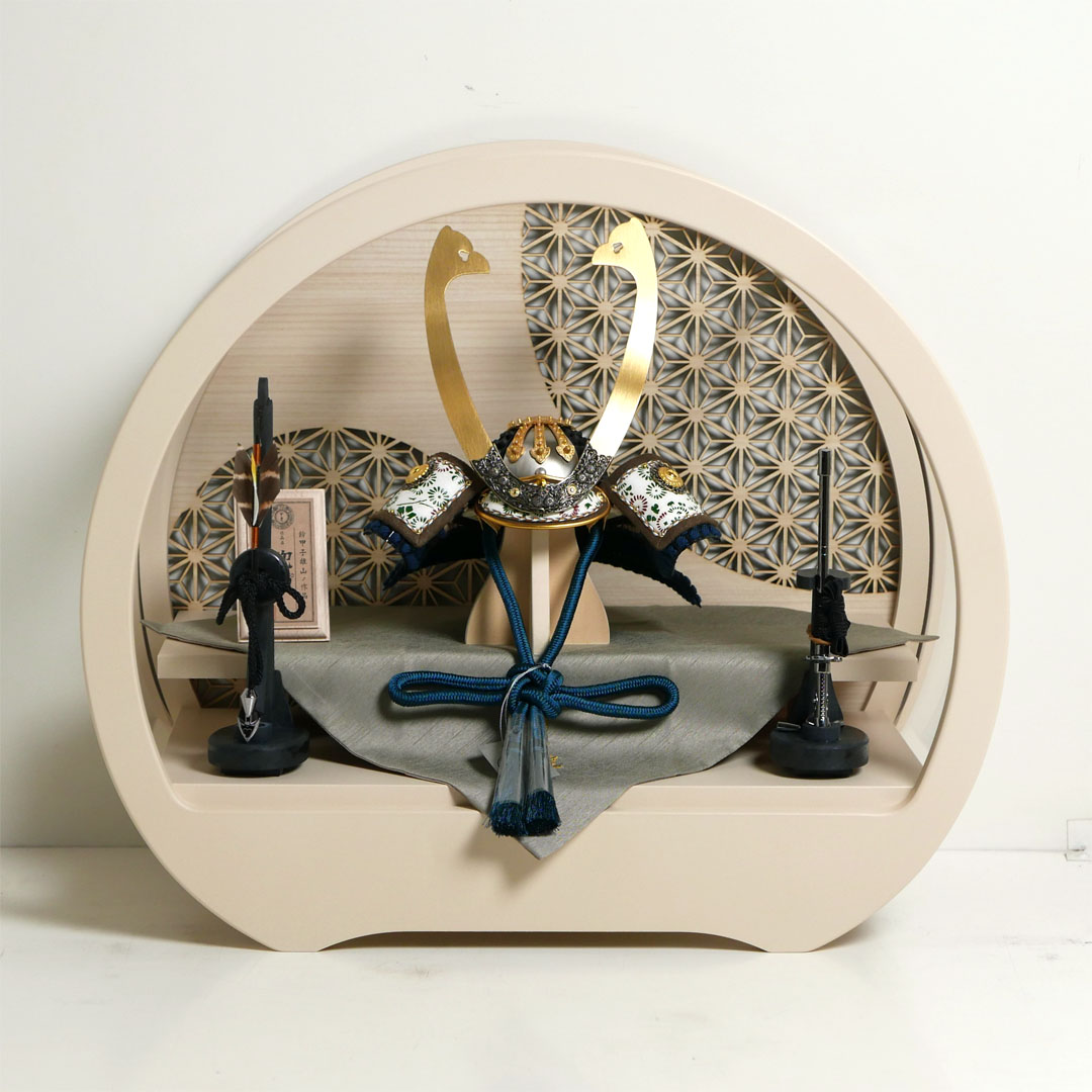 雄山作 暁兜1/5サイズ黒小札紺糸威 アクリル円型ベージュケース飾り