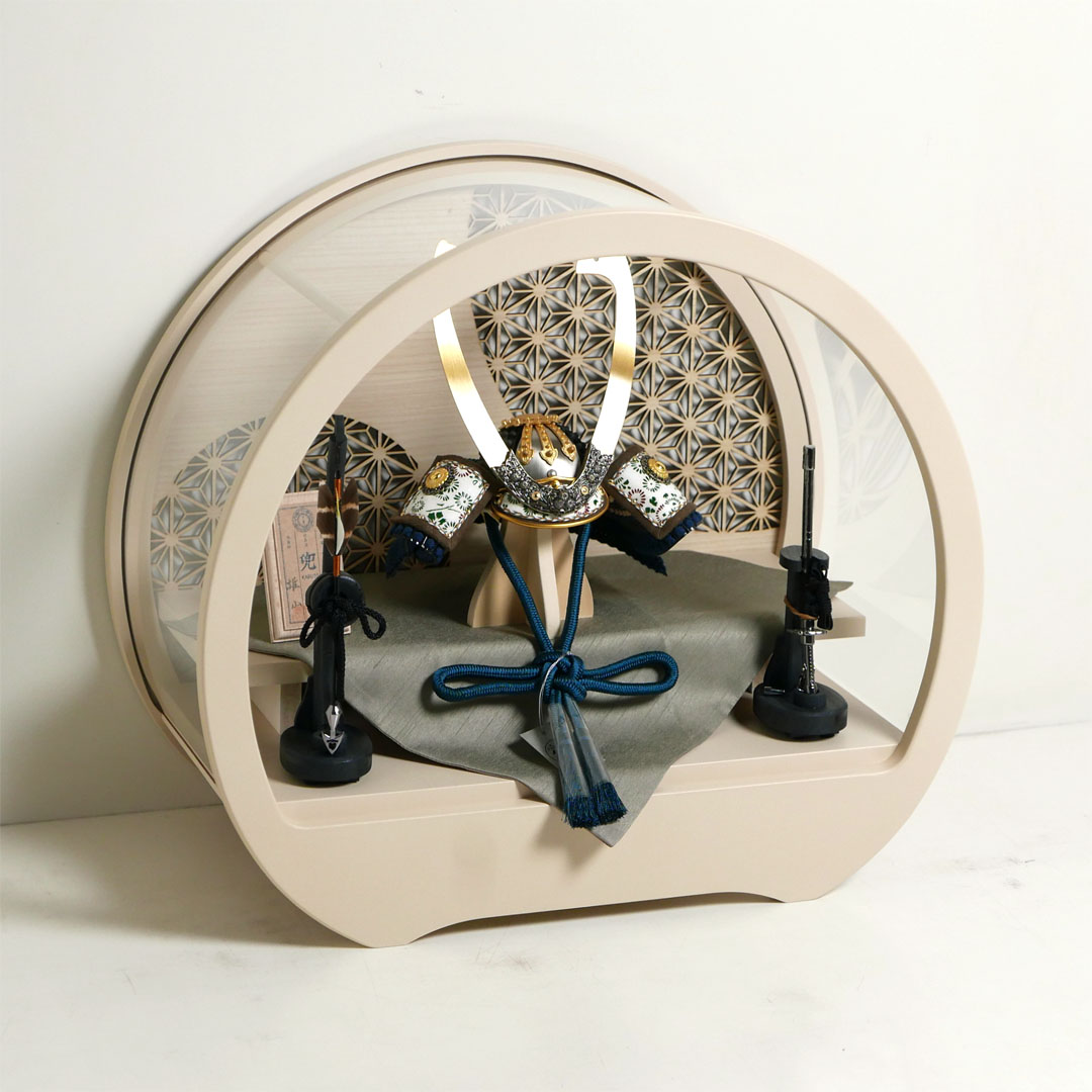 雄山作 暁兜1/5サイズ黒小札紺糸威 アクリル円型ベージュケース飾り