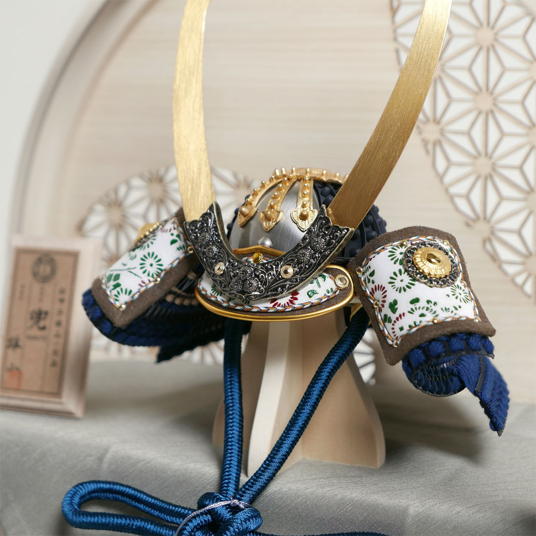 雄山作 暁兜1/5サイズ黒小札紺糸威 アクリル円型ベージュケース飾り