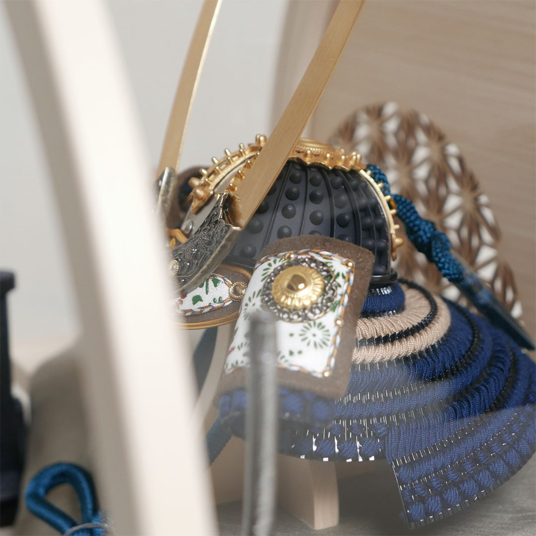 雄山作 暁兜1/5サイズ黒小札紺糸威 アクリル円型ベージュケース飾り